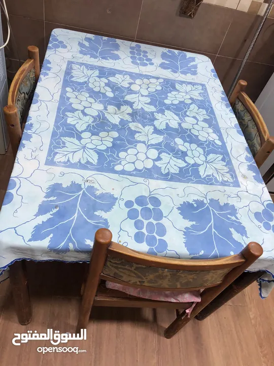 طاولة سفره مع خمس كراسي