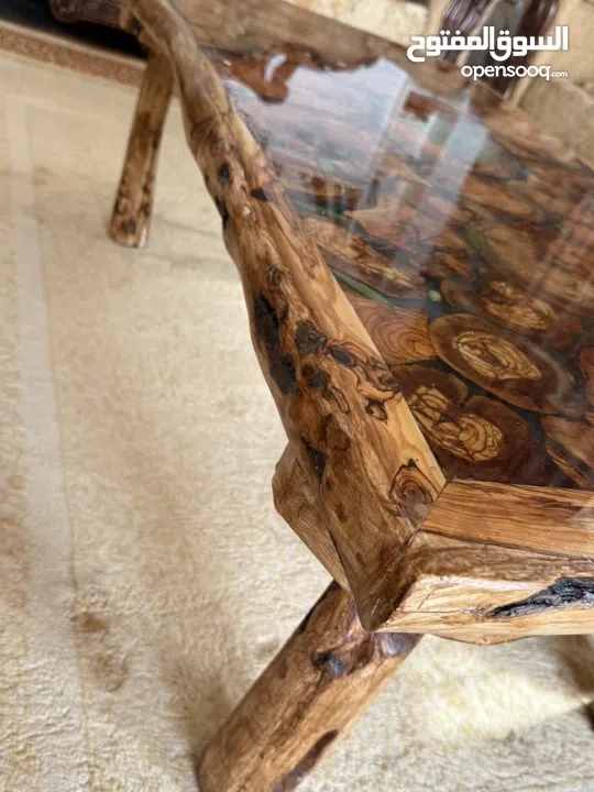 طاولة من خشب الزيتون. صنع يدوي