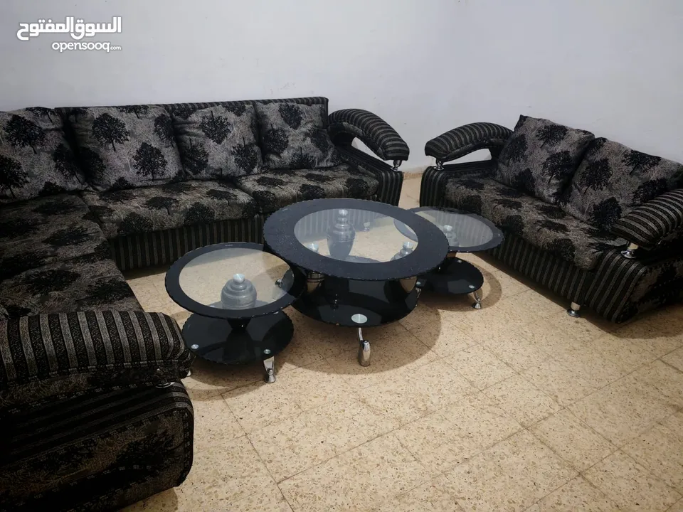 طقم كنب كورنر ثمانية مقاعد  تفصيل بحاله ممتازة وطقم الطاولات لا يشمل البيع