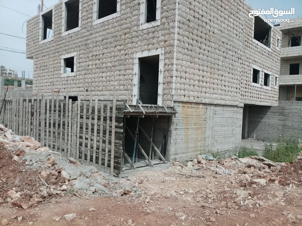 مخازن للإيجار+ باركينج+ طابق فوق المخازن  تصلح لمعارض (الموقع ممتاز ) يبعد عن دوار رافات 20متر
