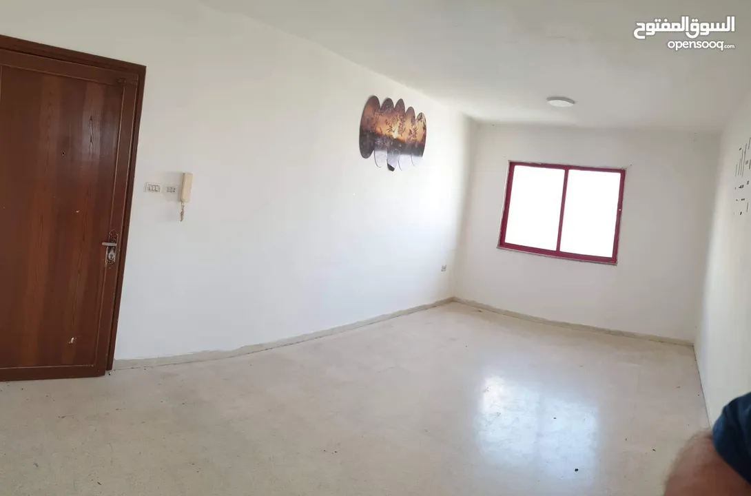 شقة صغيرة للإيجار في ضاحية الحاج حسن بقرب الاذاعة ومستشفى الحنان طابق ثالث