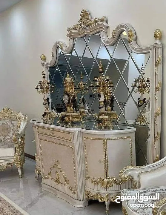 السلام عليكم  موجود طاولة سفره مع 8كراسي +دنسوار خشب زان ثقيله نفس الي بالصورة بس الموجودة خشب غير م