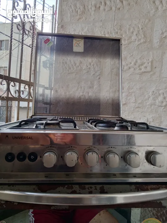 فرن غاز للبيع بحاجه لتنظيف الفالات والتلميع ..  الغاز من الكرتونه وبستعمل فيه ما تصلح ولا مره ..