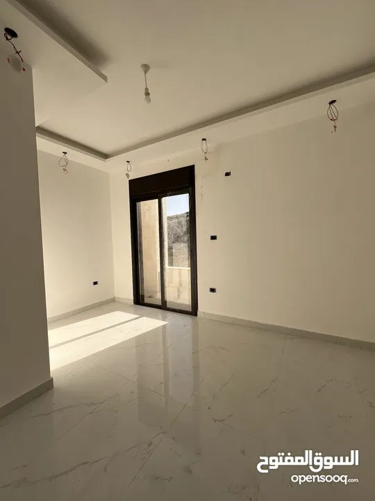 أستوديوهات عدد 2 للبيع بالقرب من شارع الجامعه الاردنية موقع مميز