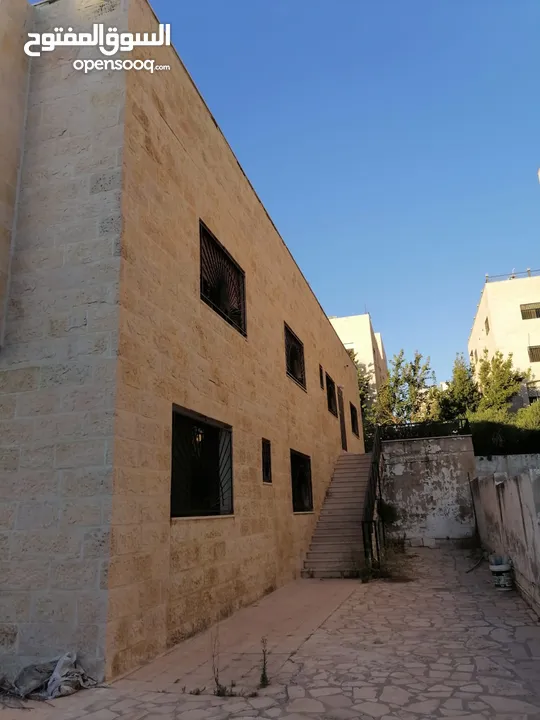منزل مستقل للبيع الجبيهة/ دوار المنهل- للبيع المستعجل في منطقة هادئة وجيران محترمين حدائق وساحات