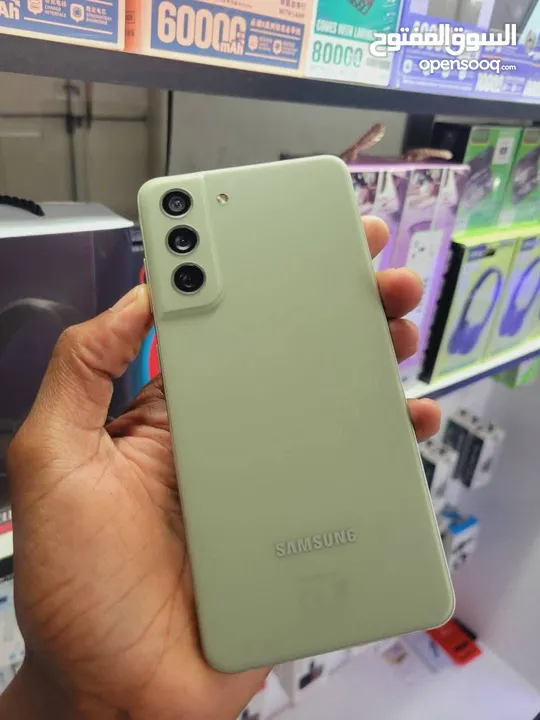 مستعمل اخو الجديد Samsung S21 FE 5g رام 16 جيجا 256 أغراضة والكرتونه الأصلية متوفر توصيل