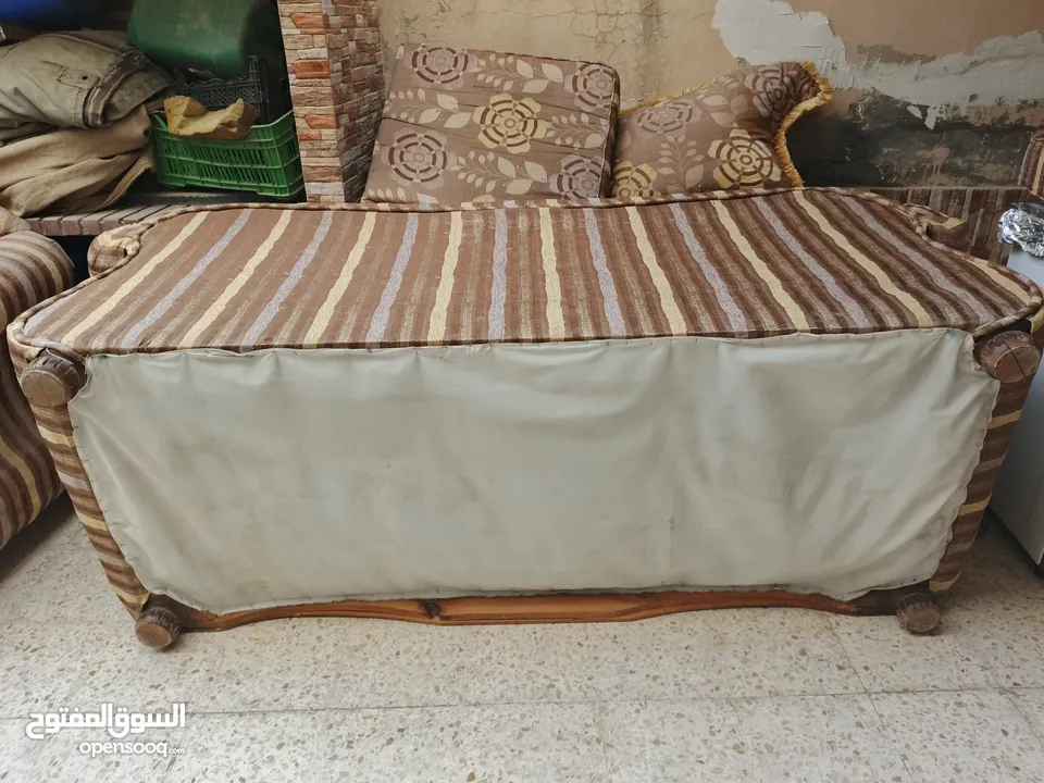 كنب كلاسيك للبيع من اربع قطع مناسب لصالون ومناسب غرفة جلوس ومناسب لغرفه ضيوف خشب اوزان ابيض