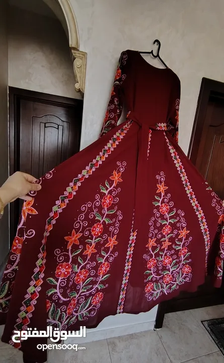 فساتين وثوب للبيع بسعر رمزي