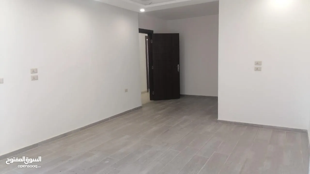 شقه ارضيه للبيع في خلدا مع ترس و مدخل خاص