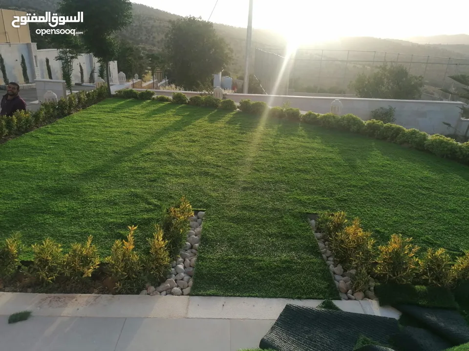 عشب صناعي (ترتان) وأشجار و ورد صناعي
