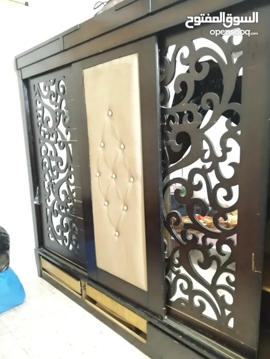 خزانة بنية مع كومودينة وشماعة