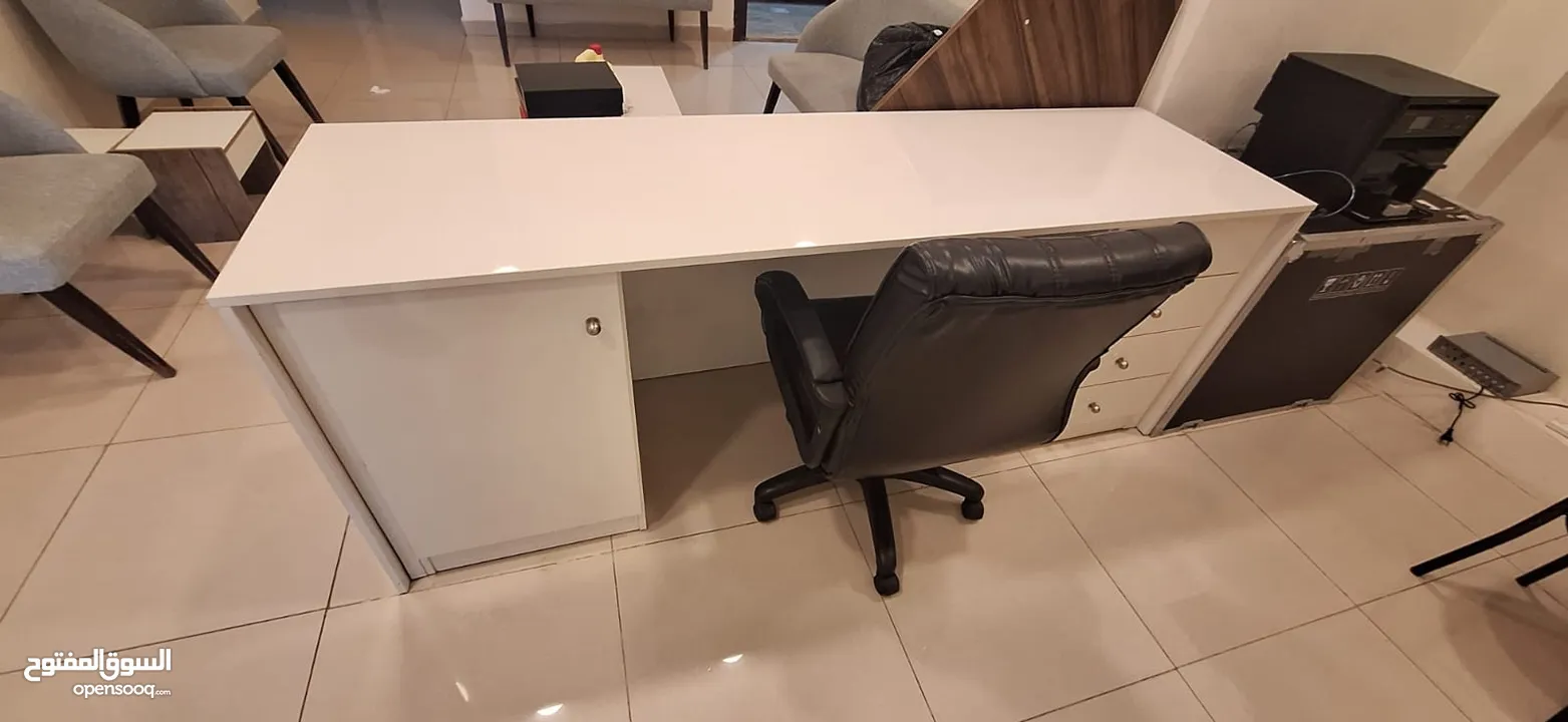 تخت لعيادة طبية ومكتب وطاولة