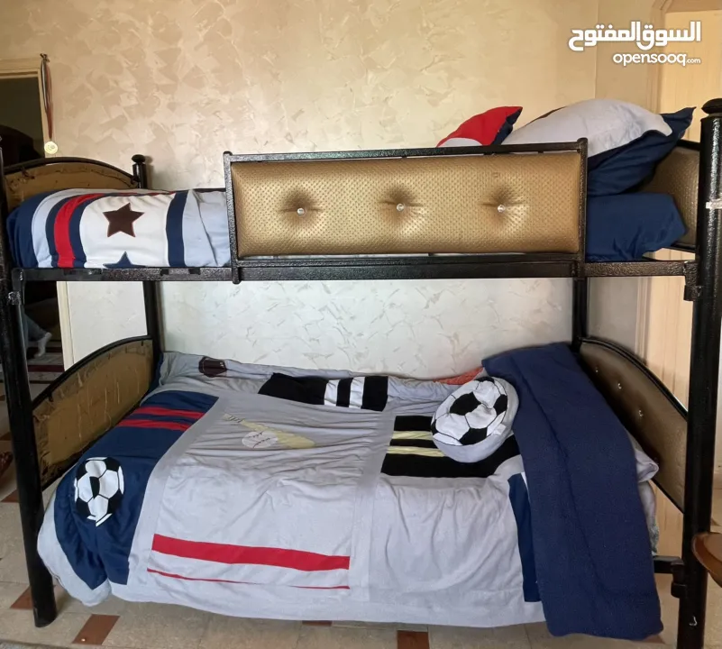سرير طابقين حديد بحالة ممتازة وبسعر مناسب جداً