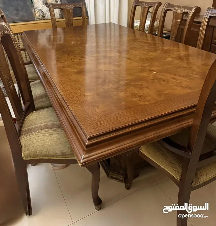 غرفة سفرة كاملة بحالة جيدة (طاولة و 8 كراسي وبوفيه وبيرو )