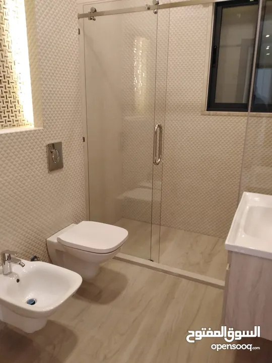 اخير مع روف للبيع في عبدون / الرقم المرجعي : 13666
