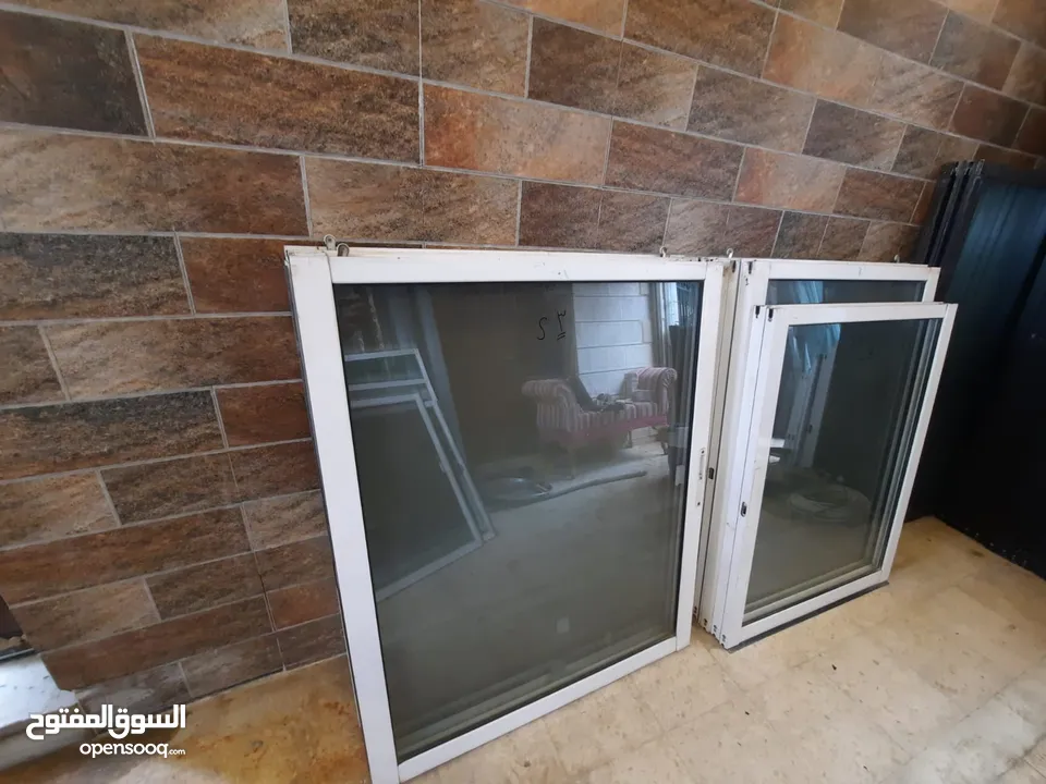 شبابيك المنيوم لون ابيض زجاج أخضر بحال الوكاله عدد15