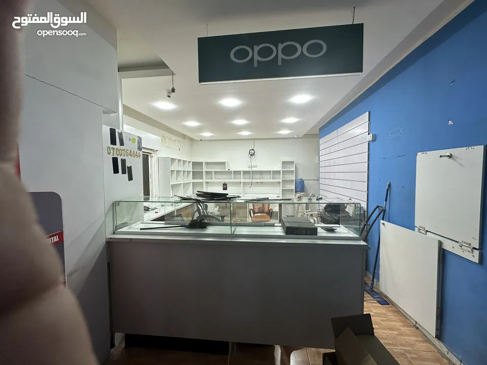ديكور محل صيانة عبارة عن الواح تعليق بترينة عرض خشب وقزاز رفوف خزائن بحالة الوكالة للبيع بسعر ممتاز