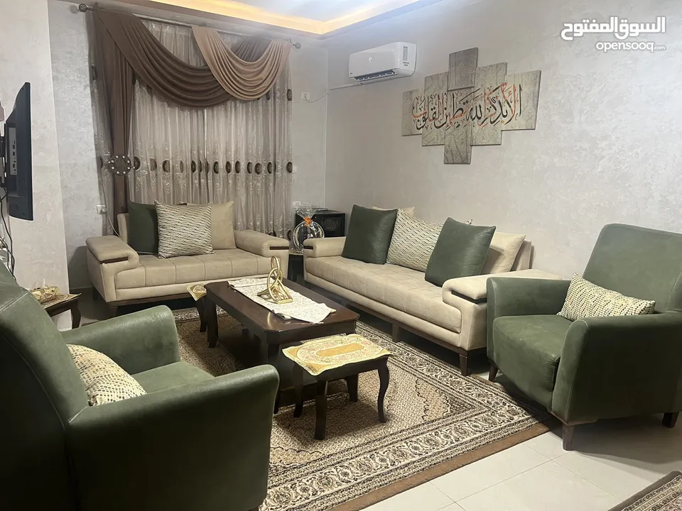 طقم كنب 7مقاعد للبيع بسعر ممتاز باللون البيج والاخضر