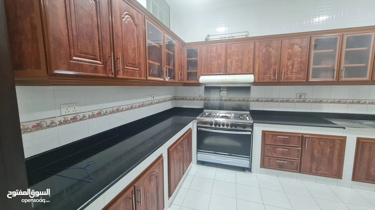 2 Bedrooms Apartment for Rent in Qurum REF:1057AR