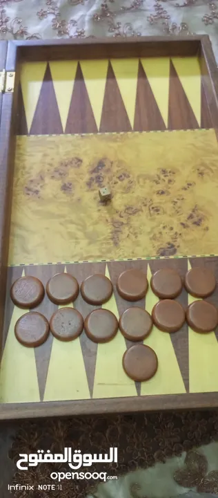 طاولة زهر و شطرنج بحالة ممتازة