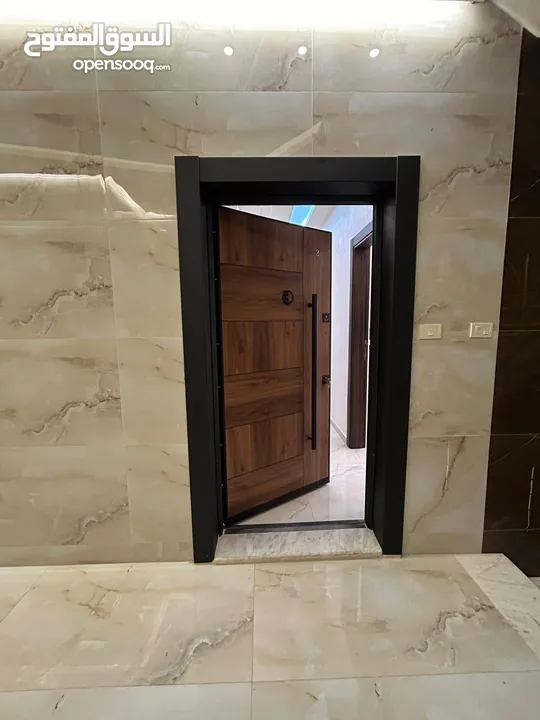 شقة طابق ارضي مع ترس بأجمل مناطق طبربور