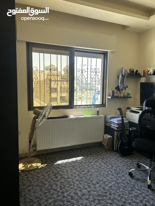 شقة فاخرة للبيع 180 متر مع حديقة 200 متر و شلال و مطبخ فخم راكب و سخان شمسي  غير مفروشة - من المالك
