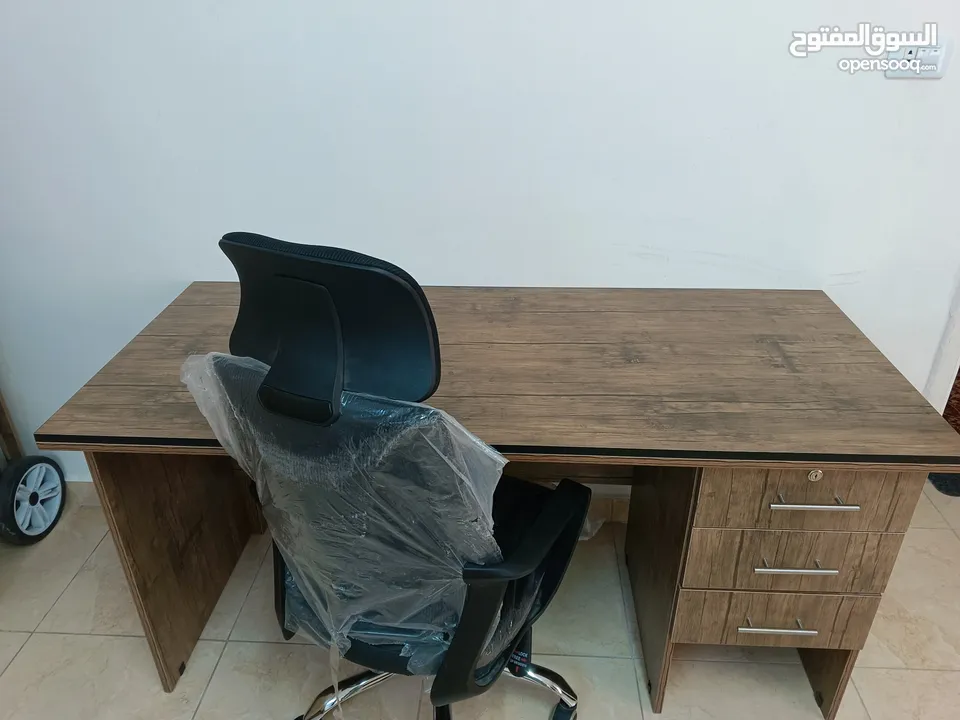 مكتب خشب مع كرسي