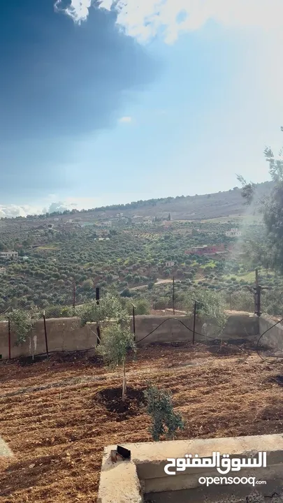 مزرعة لقطة مميزة مع بيت طابقين مطلة ومرتفعة