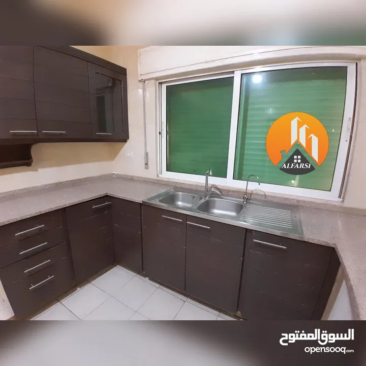 شقة طابق اول مع بلكونة ومصعد للإيجار في افضل وارقى المواقع في ضاحية الاقصى واسعة
