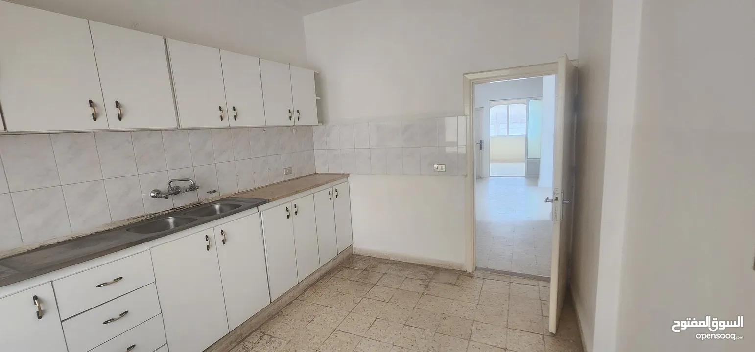 شقه في عماره للبيع حي عدن / جبل النصر قرب مسجد ناصر داود نصر الله