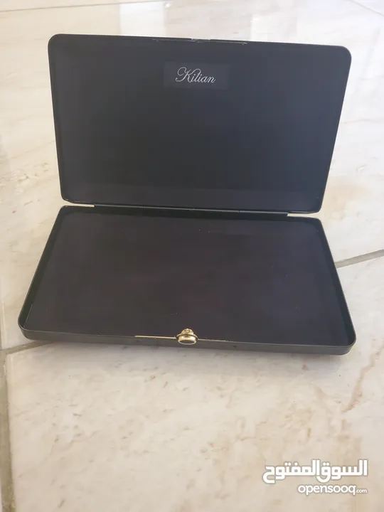 حقيبة كلاتش من ماركة كيليان ذا تمبتريس سوداء وراقيه ،Black Clutch The Temptress by Kilian