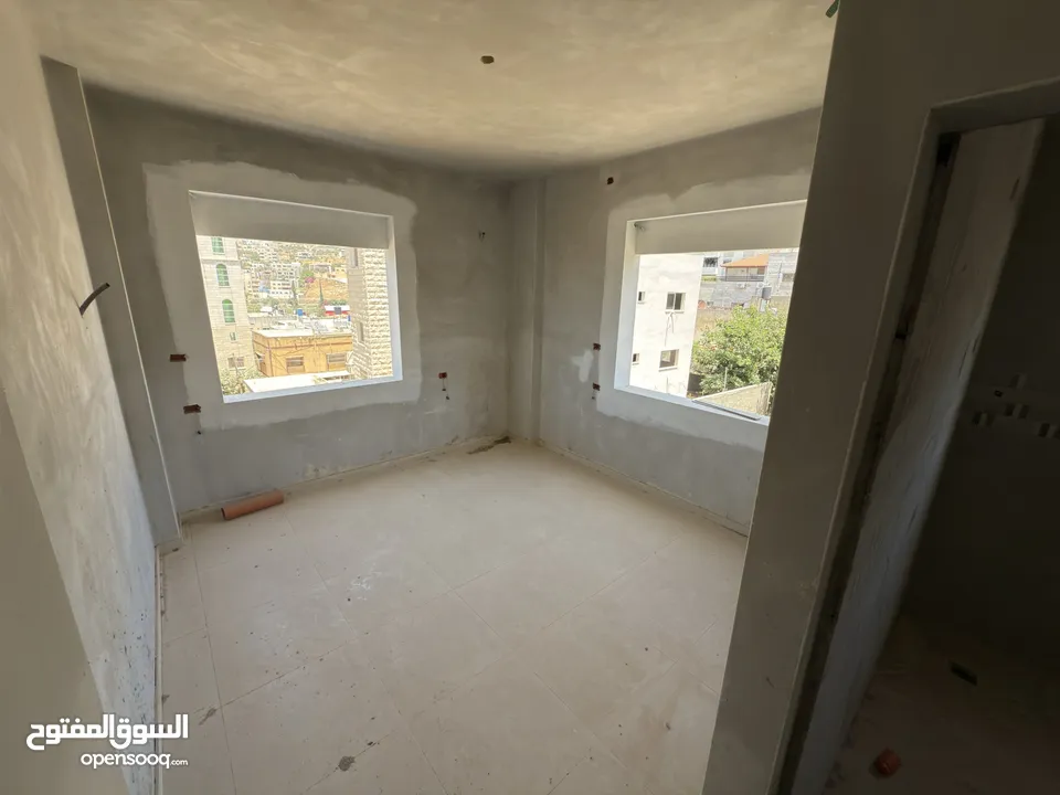 شقة أرضية بإطلالة مفتوحة وتشطيب مؤسس — فرصة لتصميم لمساتك الخاصة!