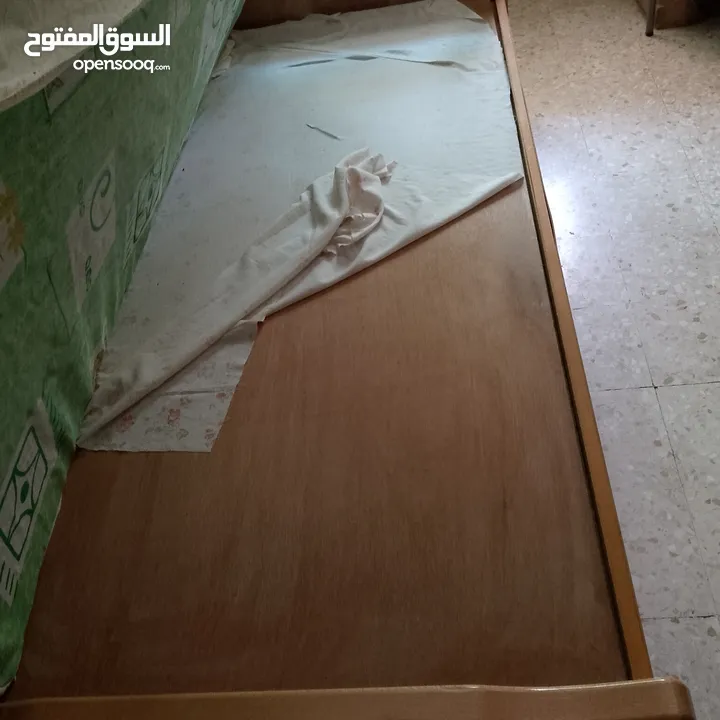 سرير عدد 2 مستعمل حشب زان بحالة جيدة جدا مع فرشات للبيع