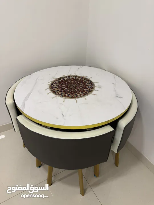 طاولة طعام  Dining table