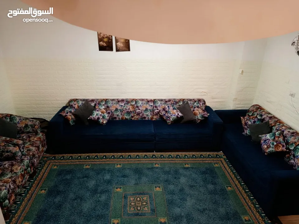 غرفة جلوس مع مقعدين مفرد