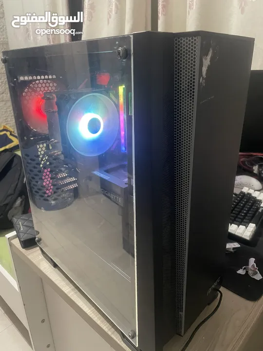 كمبيوتر كامل للبيع مع شاشتين وماوس وكيبورد وسماعه وقطعة نتpc