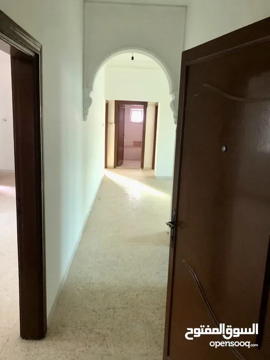 شقة للبيع في موقع مميز في الزرقاء الجديده - محاطه بفلل من جهتين