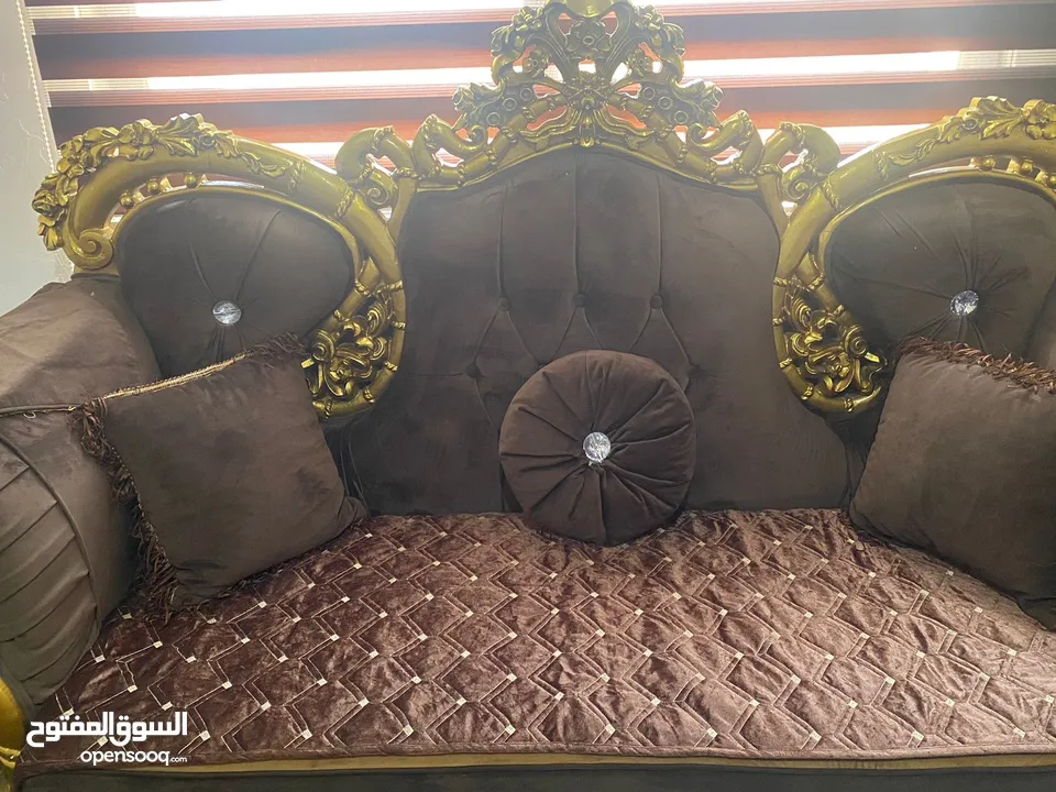 طقم كنب مصري جديد استعمال شهرين بحاله الوكاله  قابل التفاوض بشي بسيط لداعي السفر