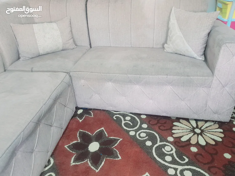 طقم كورنر9 مقاعد بحاله جيده للبيع بسعر مناسب....لون بيج مونس قماش شمواه