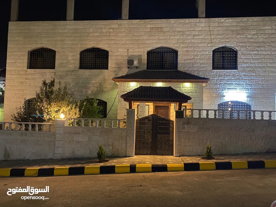 بيت طابقين للبيع