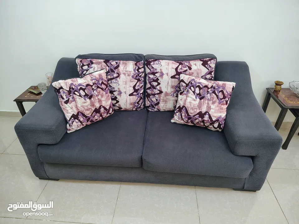 طقم كنب 7 مقاعد بحالة جيدة البيع بسبب السفر ثلاثية وثنائية و2 مفارد
