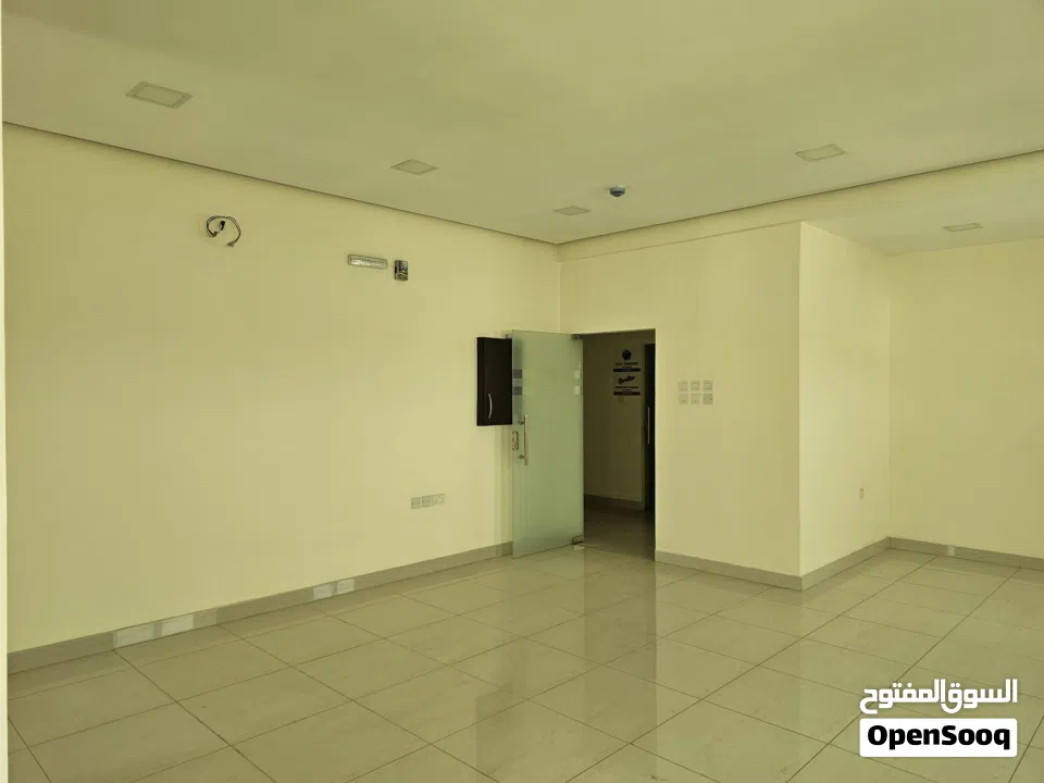 مكتب للايحار في سلماباد الجديدة قرب المدينة للزجاج