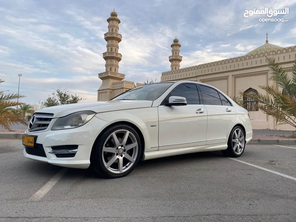 مرسيدس C 250 2012  الفئة رقم واحد  لون ابيضّ/ بيج  كراسي جلد