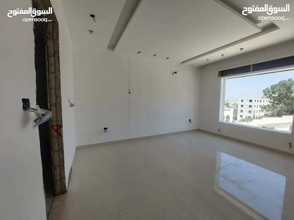 ثالث مع روف قرب دوار المرزق مرج الحمام تشطيب فندقي