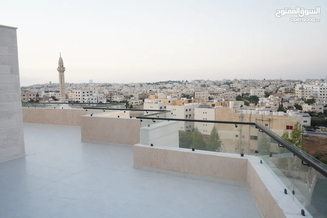 شقة طابق ثالث مع روف في مشروع زهرة القمر بإطلالة رائعة وتشطيبات عالية الجودة في موقع مميز