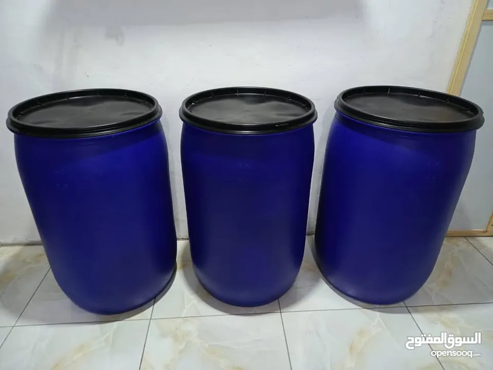 براميل بلاستيك نظاف جدا للبيع