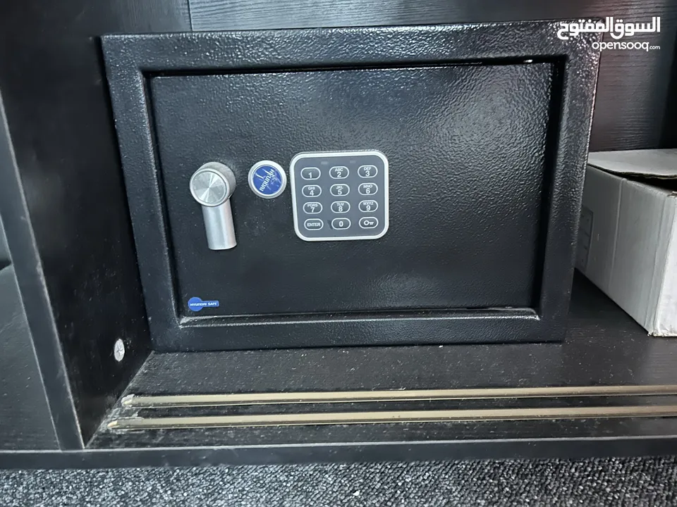 اثاث مكتب فاخر استعمال بسيط جدا - شبه جديد بسبب السفر