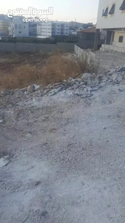 ارض للبيع في جاوا على شارع مادبا تقع على شارعين