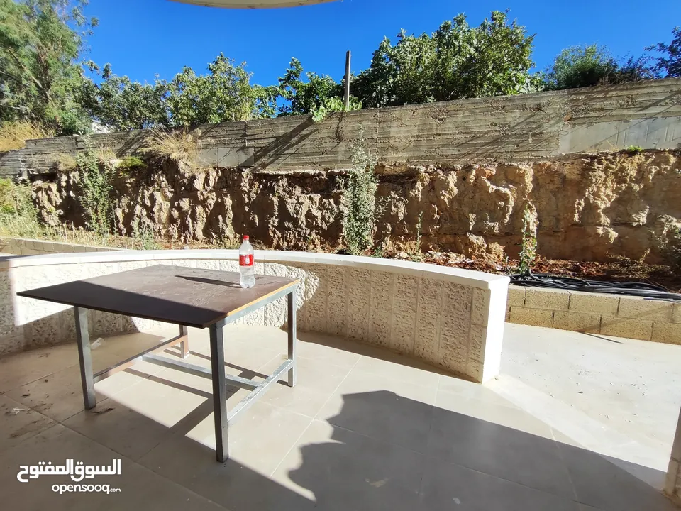 شقة جديده مع ساحه غير مفروش للايجار في سردا