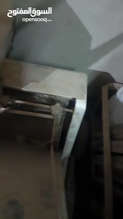 ثلاجة عرض معجنات وكيك بلعبكي بحالة الوكالة  ماكينة تقطيع توست بحالة الوكالة  صاج قطايف صب  خفاقة قطا
